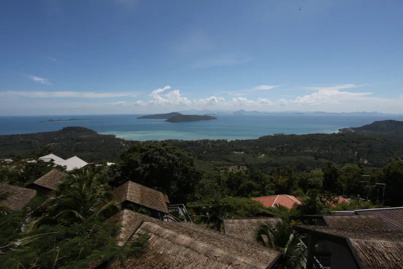Tejados sobre Taling Ngam con islas mar adentro