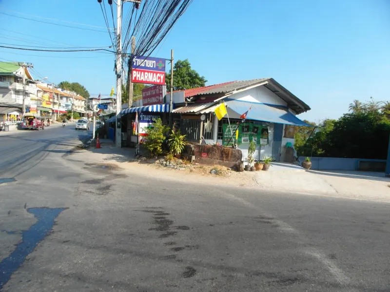 Street-level view near Chaweng Noi, Koh Samui, close to Superpro Samui's training resort