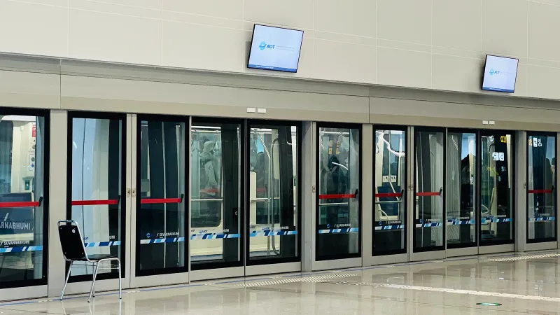 Banchina con porte automatiche della stazione del people mover dell'aeroporto Suvarnabhumi di Bangkok