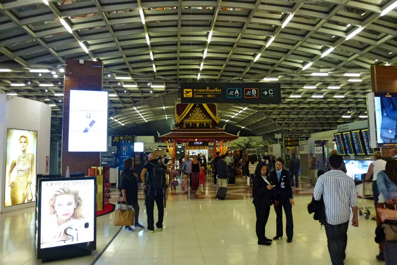 Hall des départs de l'aéroport de Bangkok Suvarnabhumi, où les passagers long-courriers prennent leur vol intérieur