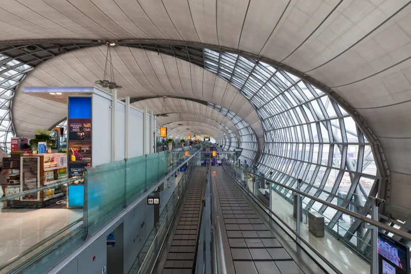 サムイ島への乗り継ぎの前に、イギリスからの便が到着するバンコクのスワンナプーム空港のターミナル内部
