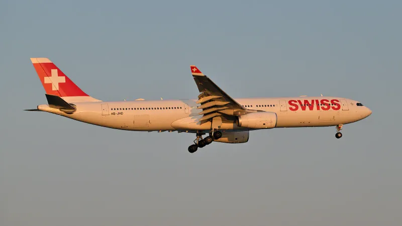 Airbus A330-300 de Swiss en approche finale de l'aéroport de Zurich, qui propose des vols sans escale vers Bangkok