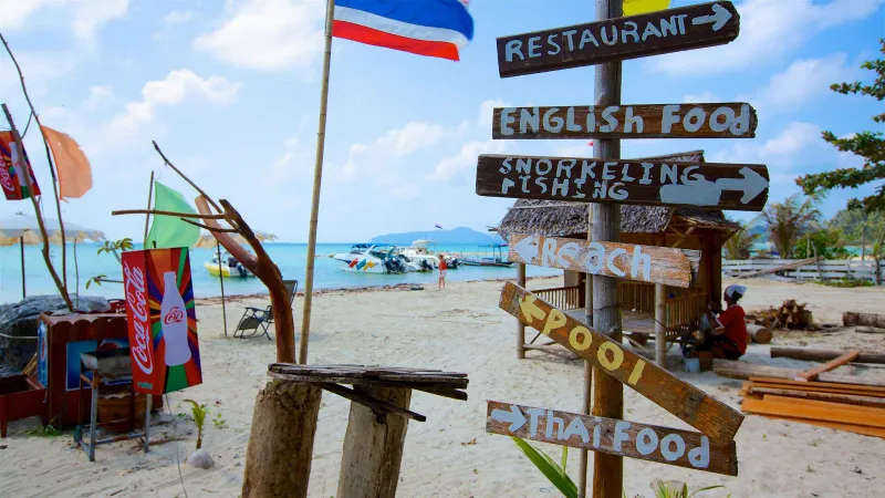 Strandschild mit Hinweis auf Restaurant und Schnorcheln bei Taling Ngam