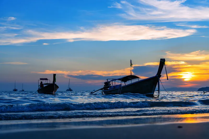 Longtail-Boote bei Sonnenuntergang vor der Westküste von Koh Samui
