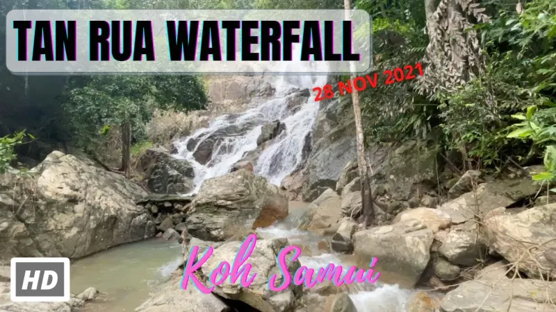 Agua cayendo sobre rocas en la Cascada Tan Rua