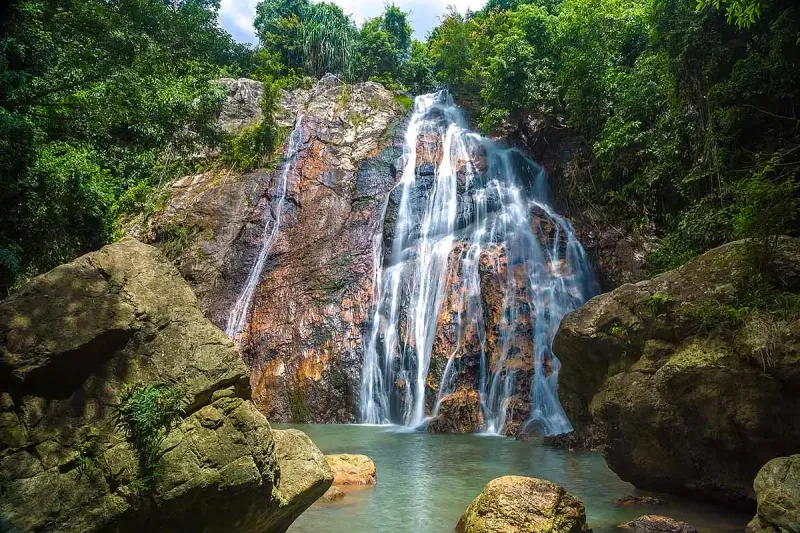La poza sombreada en la base de la Cascada Tan Rua