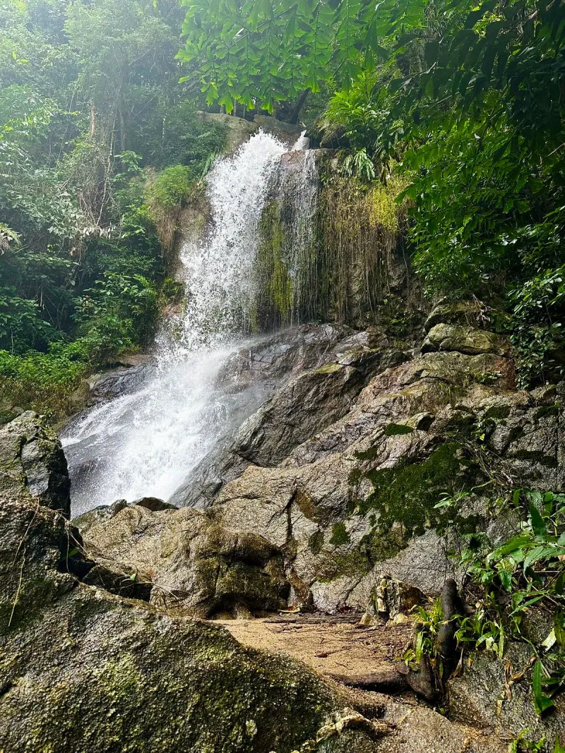 Varios niveles de la Cascada Tan Rua descendiendo por el barranco