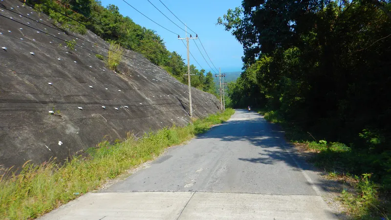 Steile Bergstraße durch die Hügel von Lipa Noi auf dem Weg zu Tartain