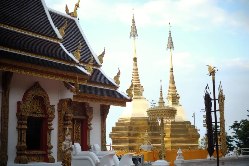 Wat Nara Charoen Suk: El sereno guardián de Lipa Noi