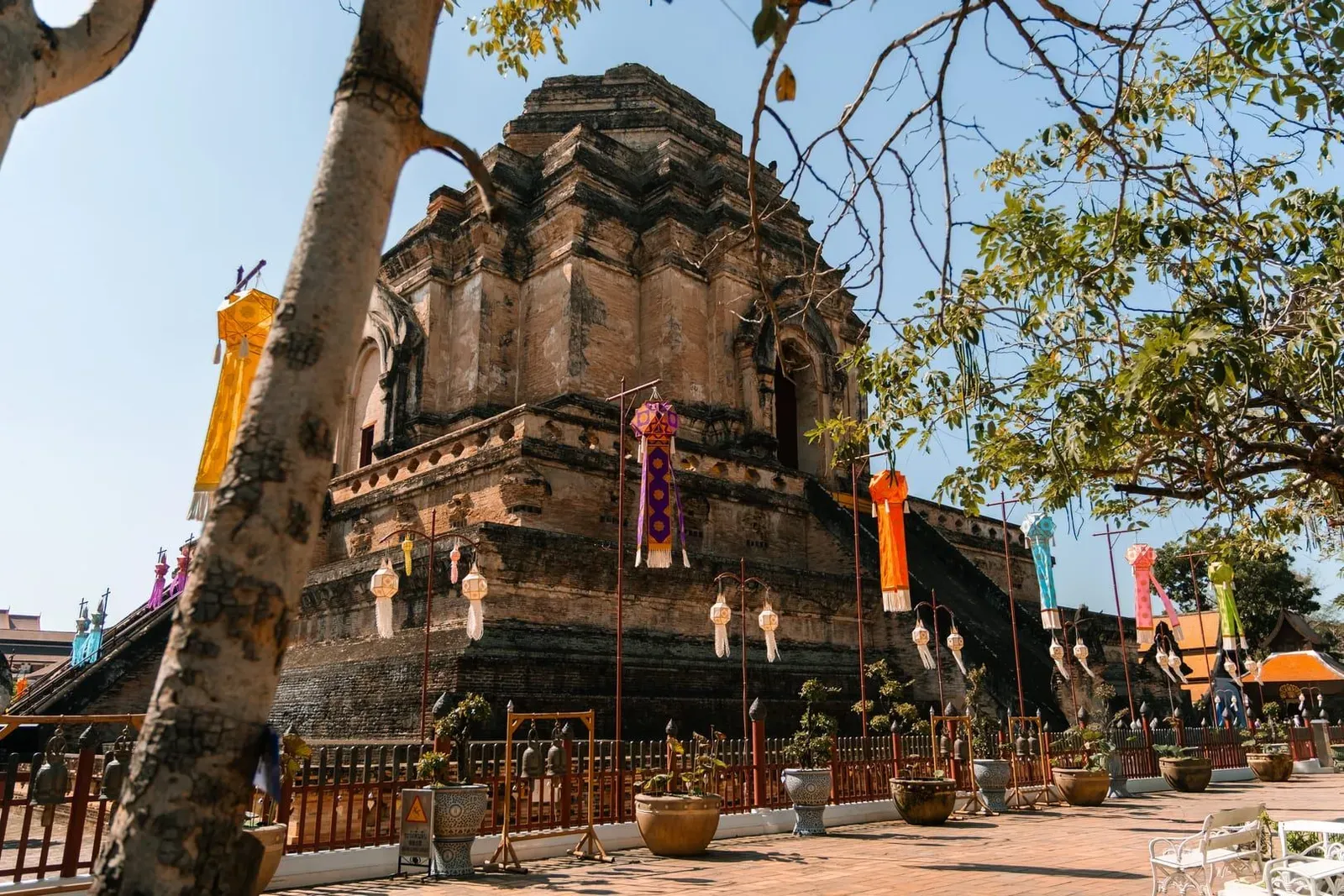 Historic red-brick chedi at Wat Chedi Luang in Chiang Mai, a key stop in the northern leg of this Thailand itinerary
