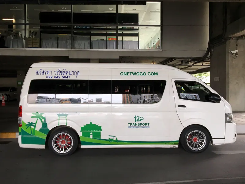 タイの道端に停まる乗用ミニバン。大人数のプライベートドライバー利用に使われる車種