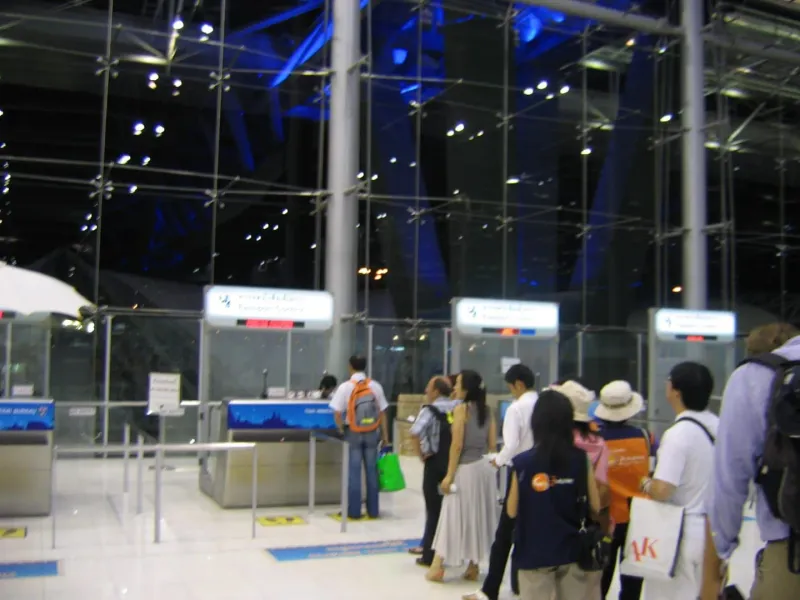タイの国際空港のパスポートコントロールと入国審査のカウンターに並ぶ乗客