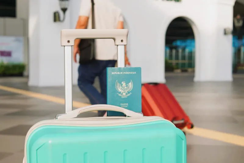 Traveler arriving at an airport with luggage and passport ready for a Thailand visa exemption stamp