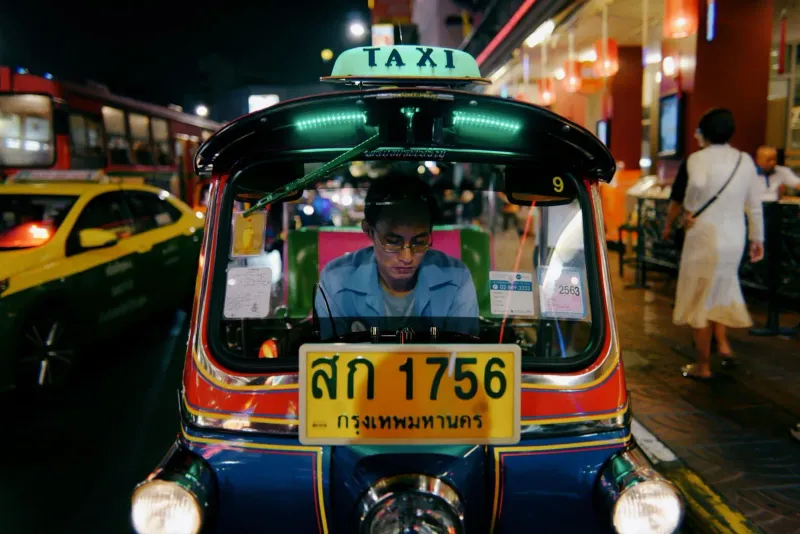 メーターがほとんど使われない、混雑した通りを走るタイのタクシー運転手
