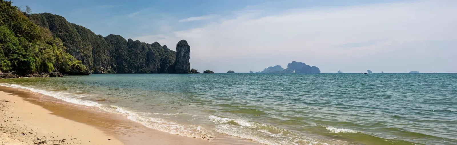 Panoramic cliff and sea view from a hiking viewpoint on Koh Samui