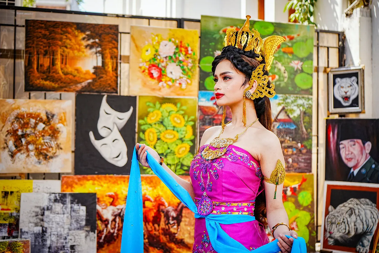 Una parete di opere dipinte a mano su pannelli espositivi all'aperto, Thailandia