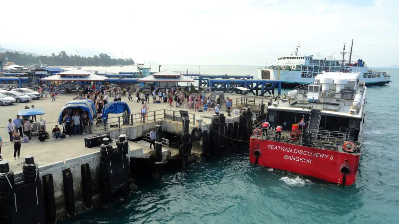 Catamarano Seatran Discovery ormeggiato a un molo mentre i passeggeri aspettano sulla banchina