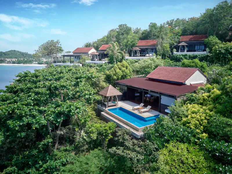 Hangvillen mit privaten Pools zwischen den Bäumen oberhalb der Bucht