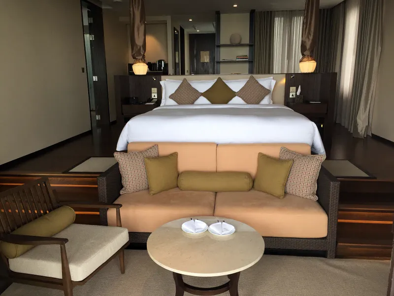 Chambre d'une Grand Pool Suite de Vana Belle, avec lit king-size, parquet et coin salon