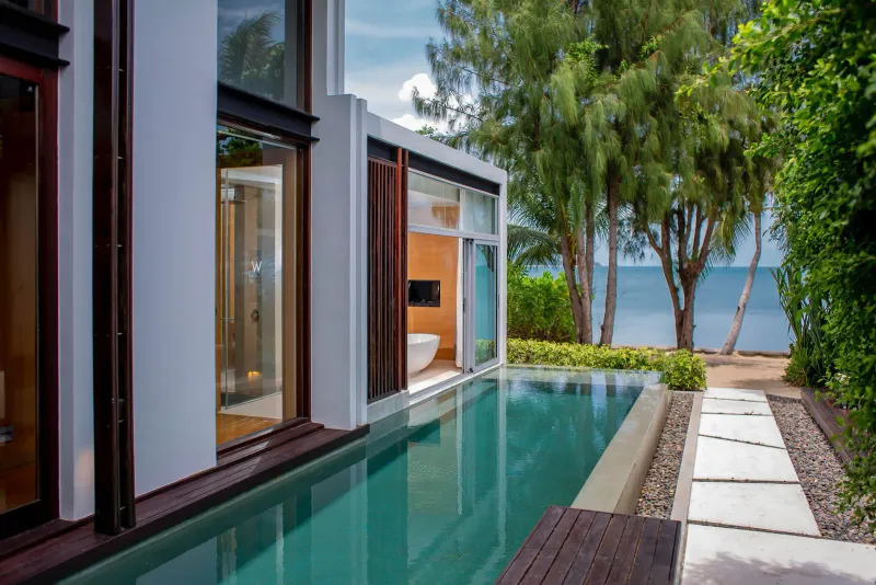 Piscine privée d'une villa du W Koh Samui, avec des pas japonais menant à une plage et à la mer
