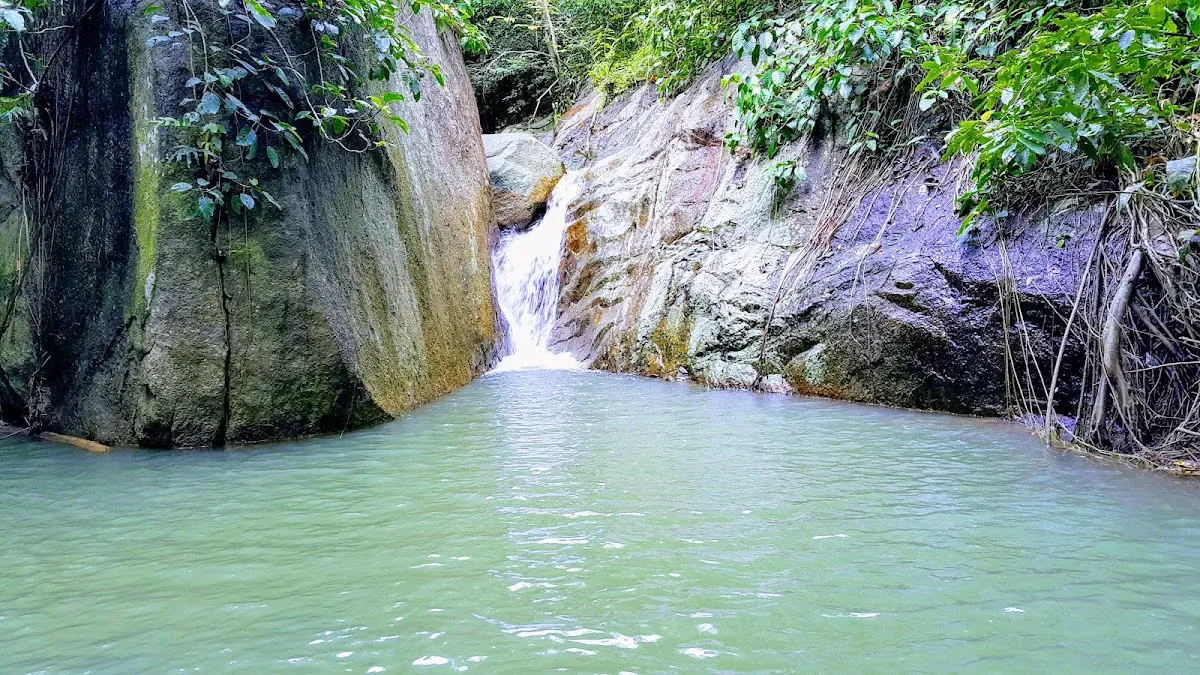 Klares Becken am Fuße des Wang Sao Thong Wasserfalls