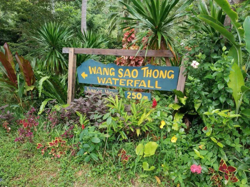 Wegweiser zum Wang Sao Thong Wasserfall, Jungle View 250 m