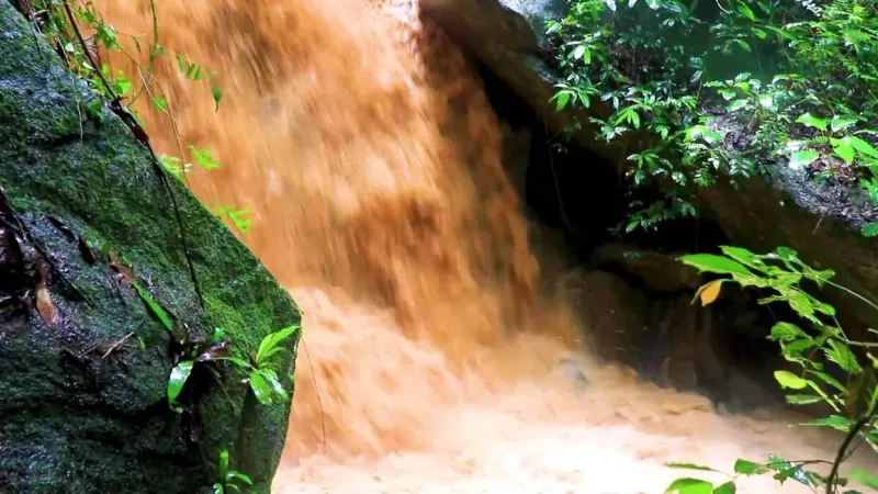 Nahaufnahme des mineralisch orange gefärbten Wassers bei vollem Fluss