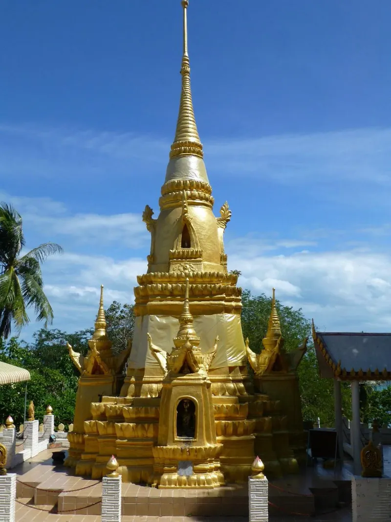 Courtyard view of Wat Khunaram, Koh Samui