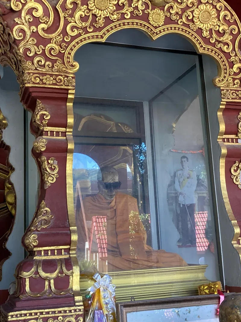Wat Khunaram: Der mumifizierte Mönch von Koh Samui