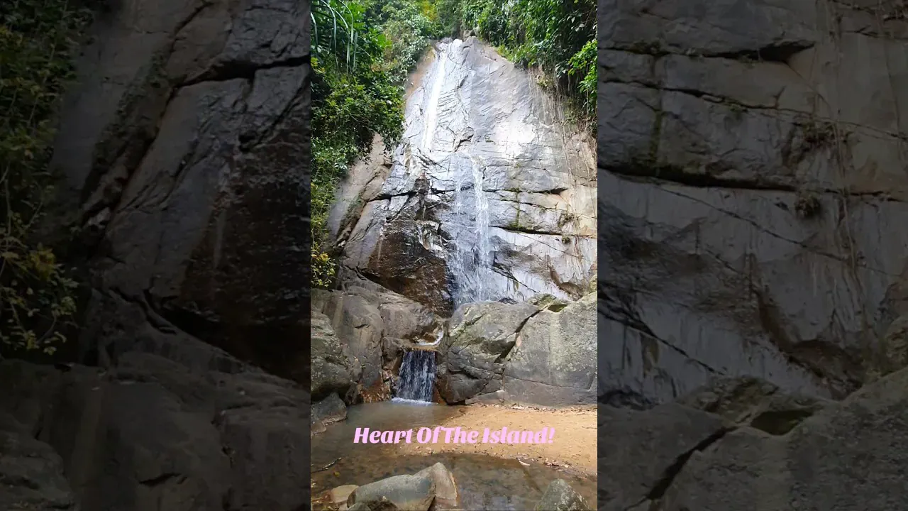 La suave cascada y las piscinas de roca de la Cascada Zong Raue entre las plantaciones frutales