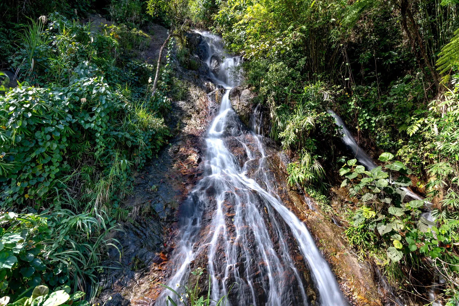 Zong Raue Wasserfall — Das versteckte Juwel der Obstplantagen