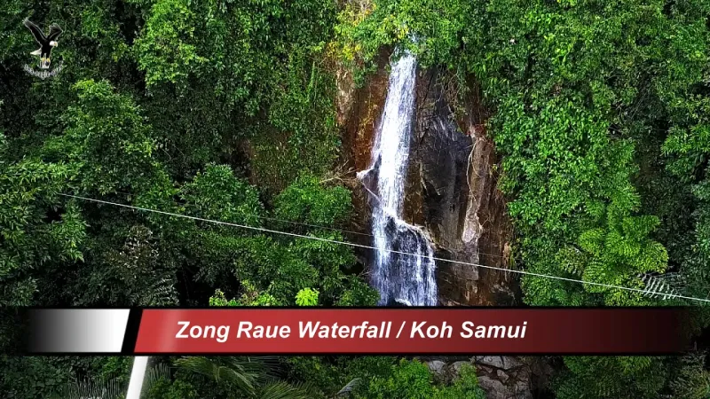 Luftaufnahme des Zong Raue Wasserfalls, der durch das Dschungeldach fällt