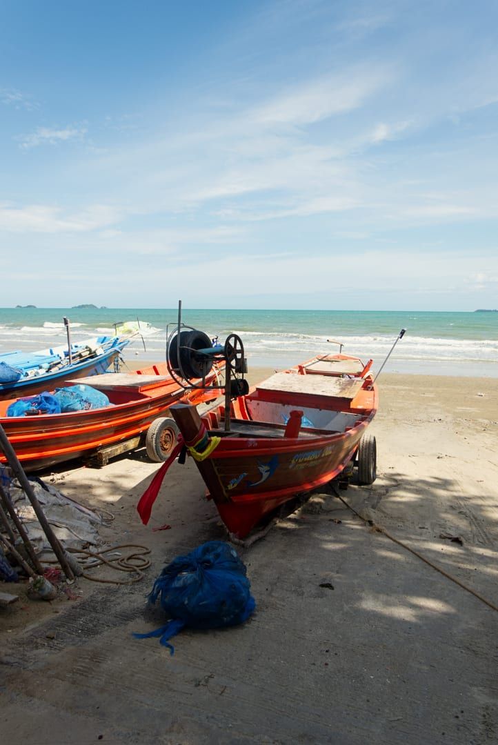 Fischerboote aufgereiht am Sand nahe Laem Yai an Koh Samuis Westküste