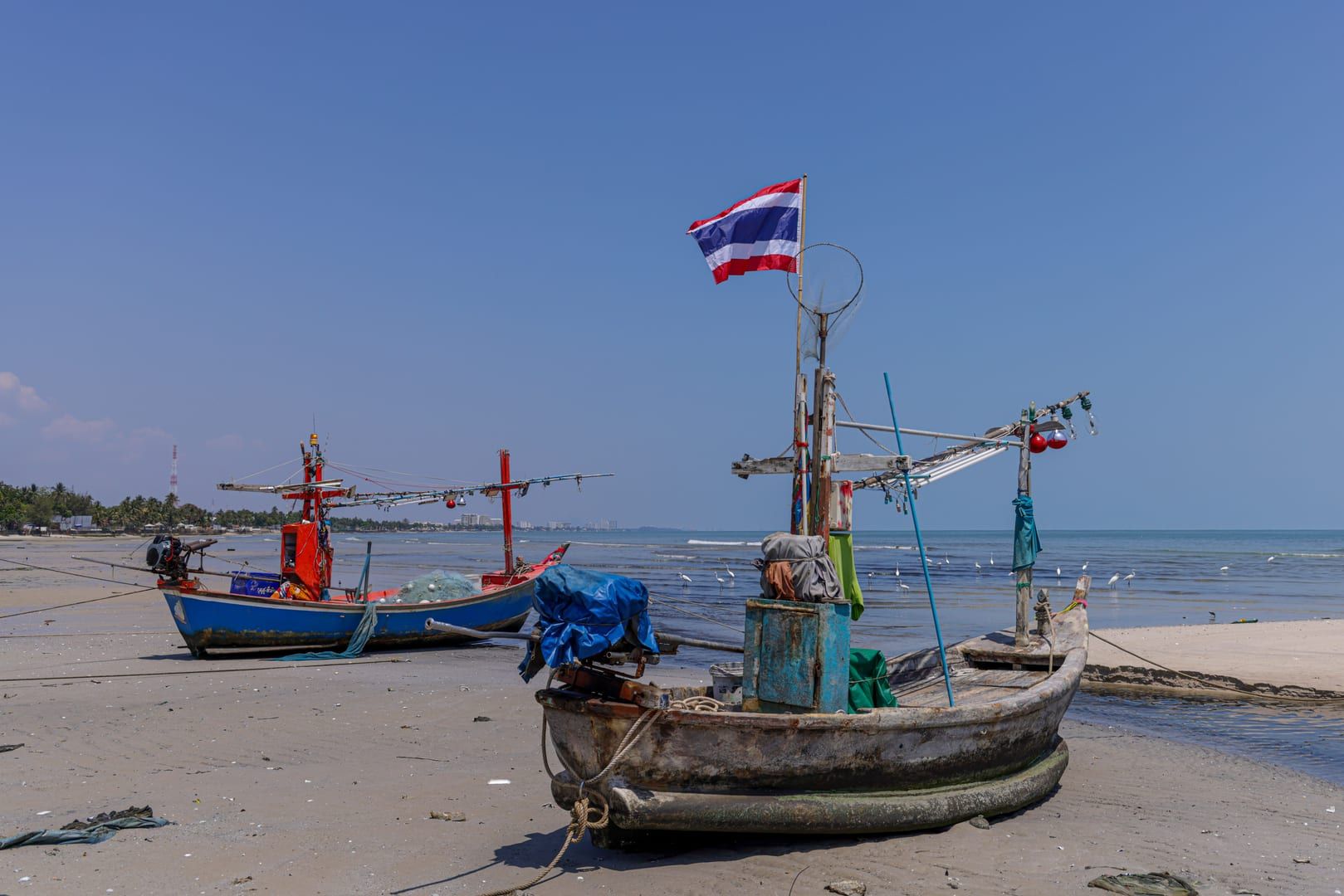 Bunte traditionelle thailändische Fischerboote nahe Bang Makham Beach an Koh Samuis Westküste