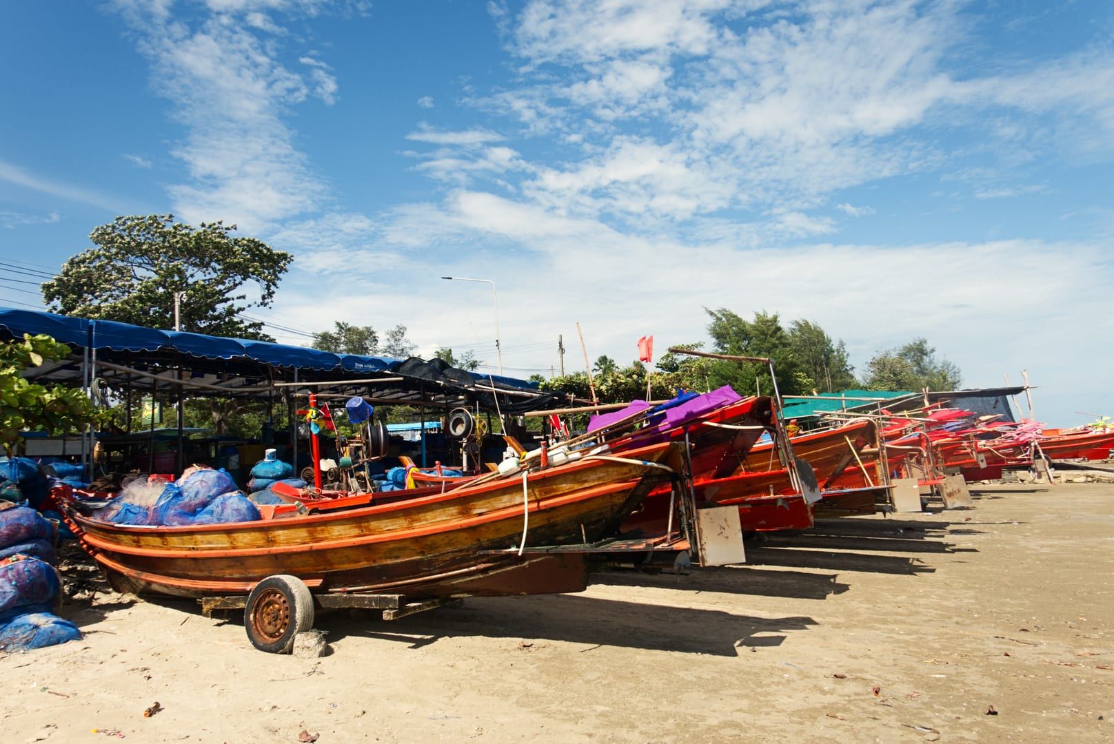 Traditionelle thailändische Fischerboote bei Nathon an Koh Samuis ruhiger Westküste