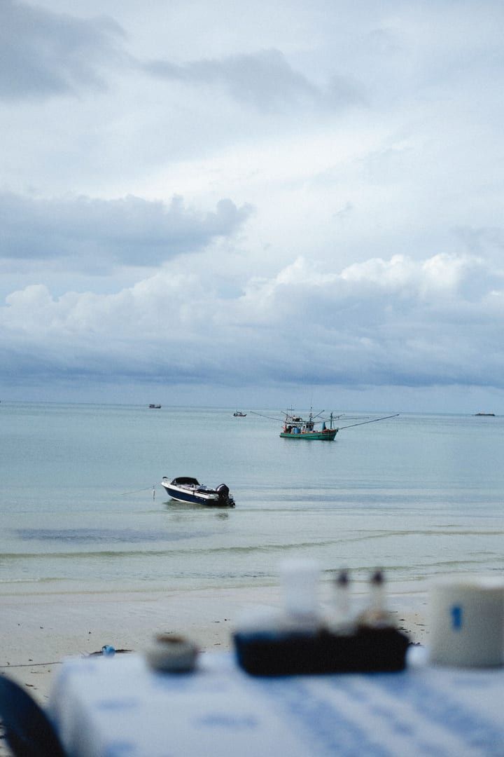 Boote ruhen auf ruhigem Wasser unter bewölktem Himmel nahe Bang Makham Koh Samui