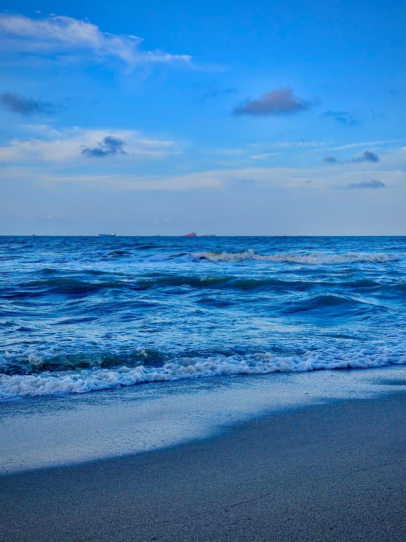 Olas tranquilas en la costa arenosa cerca de Nathon Beach, Koh Samui
