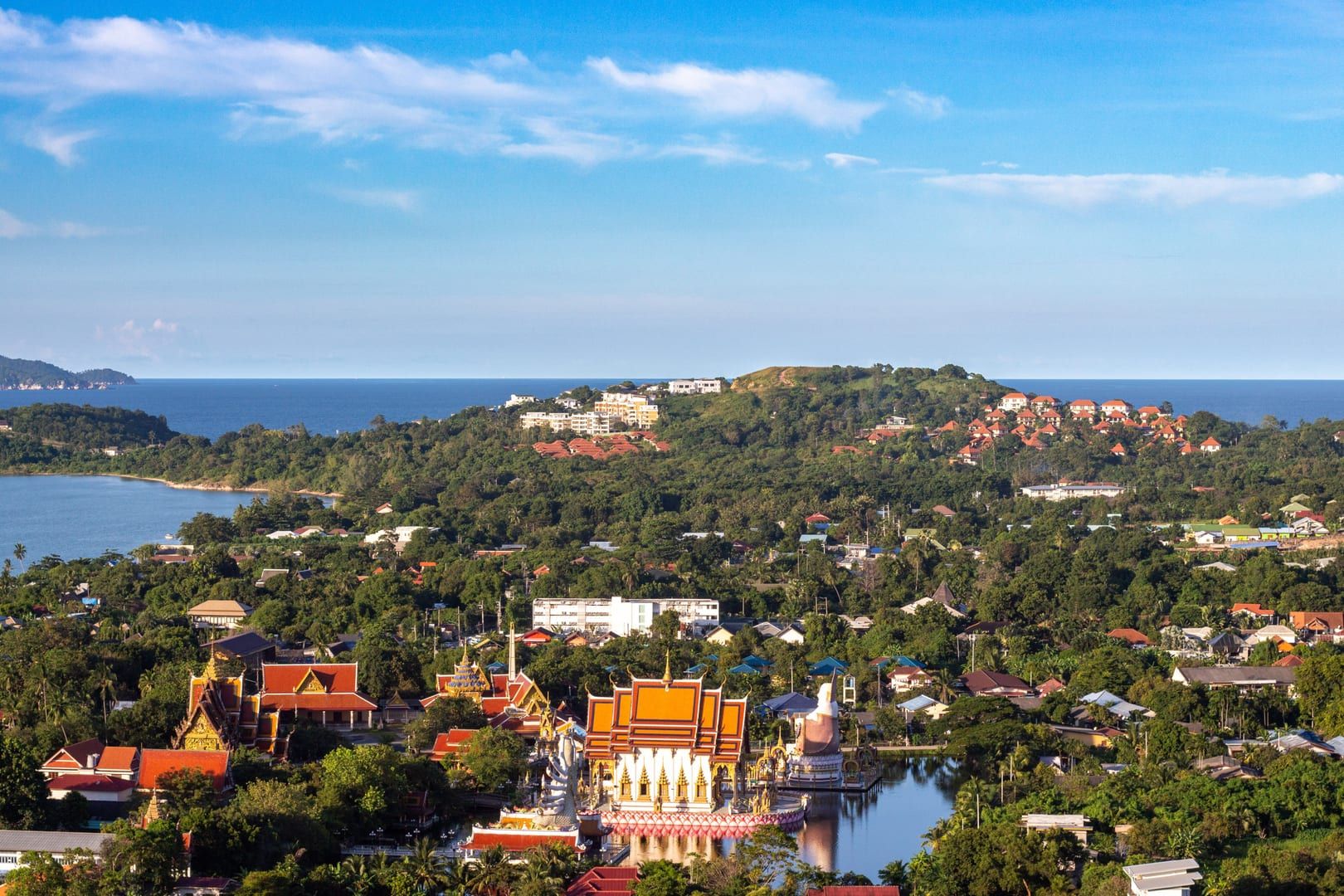 Vista en ángulo alto del paisaje urbano de Nathon Town y el mar en la costa oeste de Koh Samui