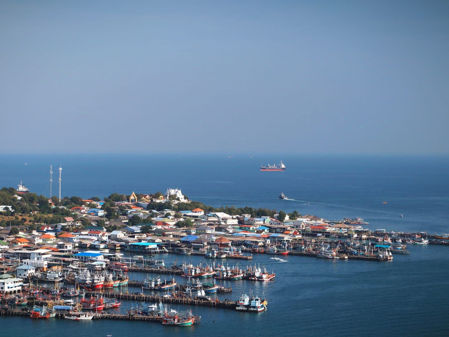 Vista aérea de un puerto pesquero y pueblo costero cerca de Nathon, Koh Samui, con barcos atracados