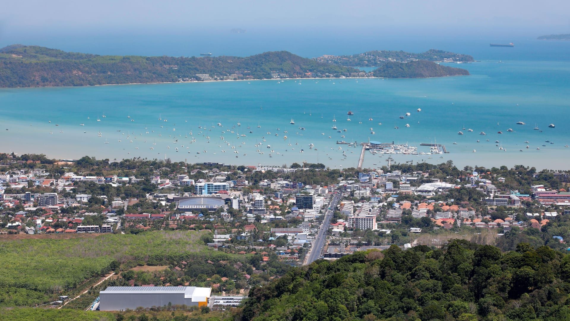 Vista aérea de la costa urbana cerca del puerto de ferris del muelle de Nathon, Koh Samui