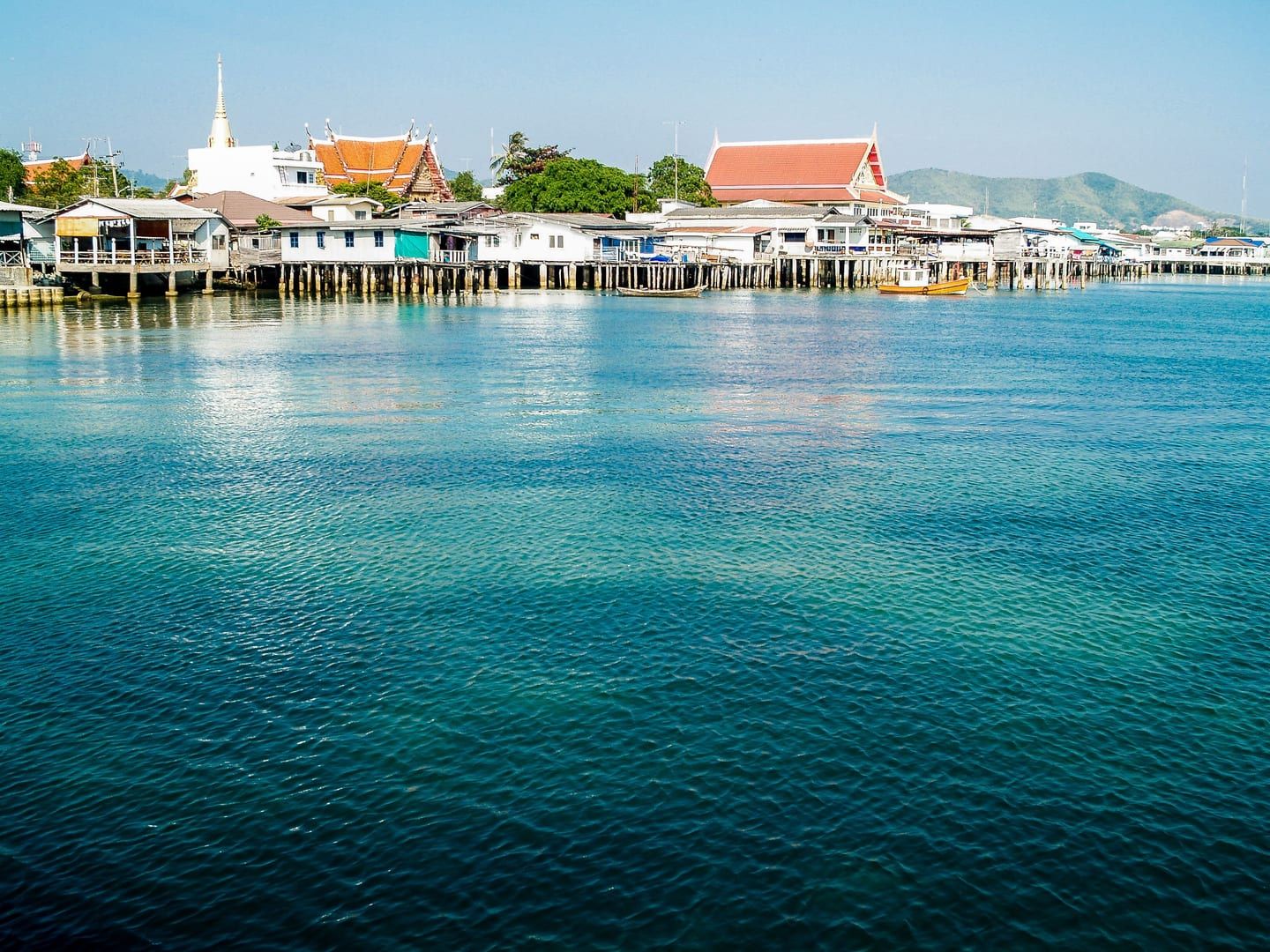 Arquitectura del casco antiguo costero junto al mar cerca de Nathon, Koh Samui