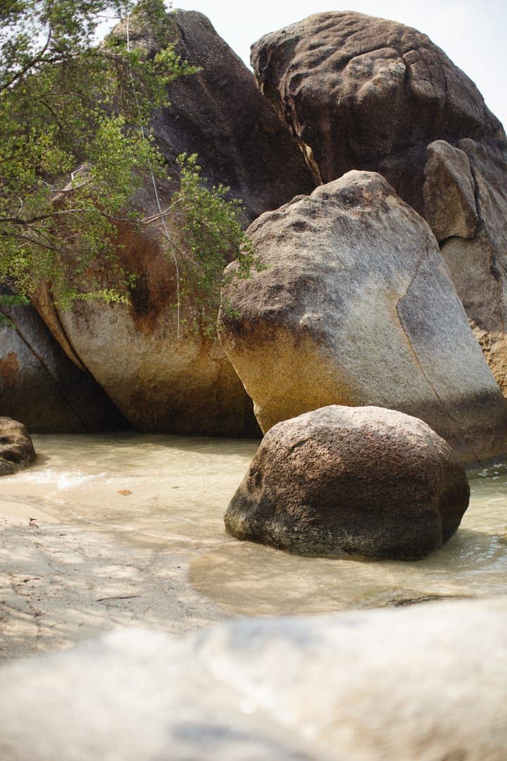 Abgerundete Granitfelsen an der Wasserlinie der Crystal-Bay-Boulder-Wanderung