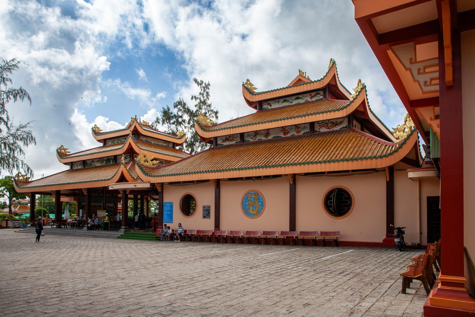 Dragon sculpture detail on the temple roof