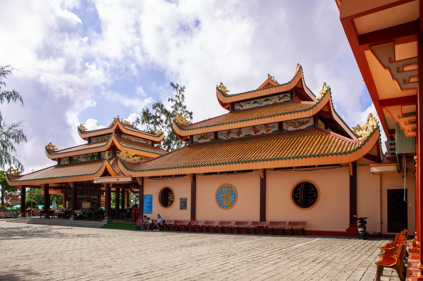 Dragon pillars at Chinese Temple Maenam Koh Samui