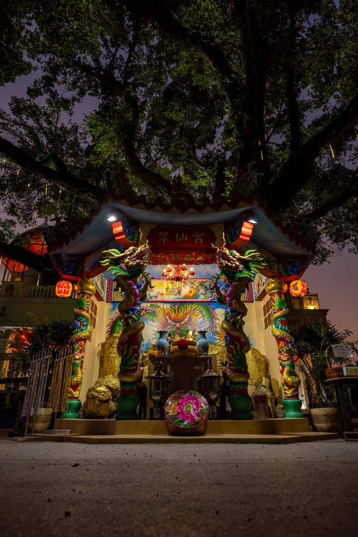 Dragon carvings on the roof of Nathon Hainan Shrine