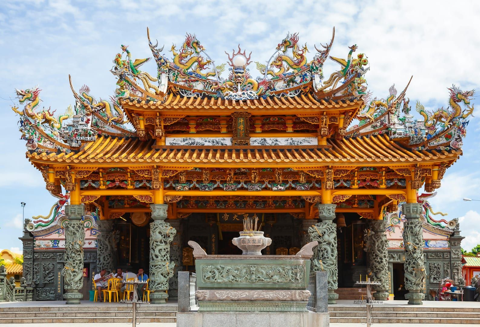 Traditional Chinese figurines on the roof ridges