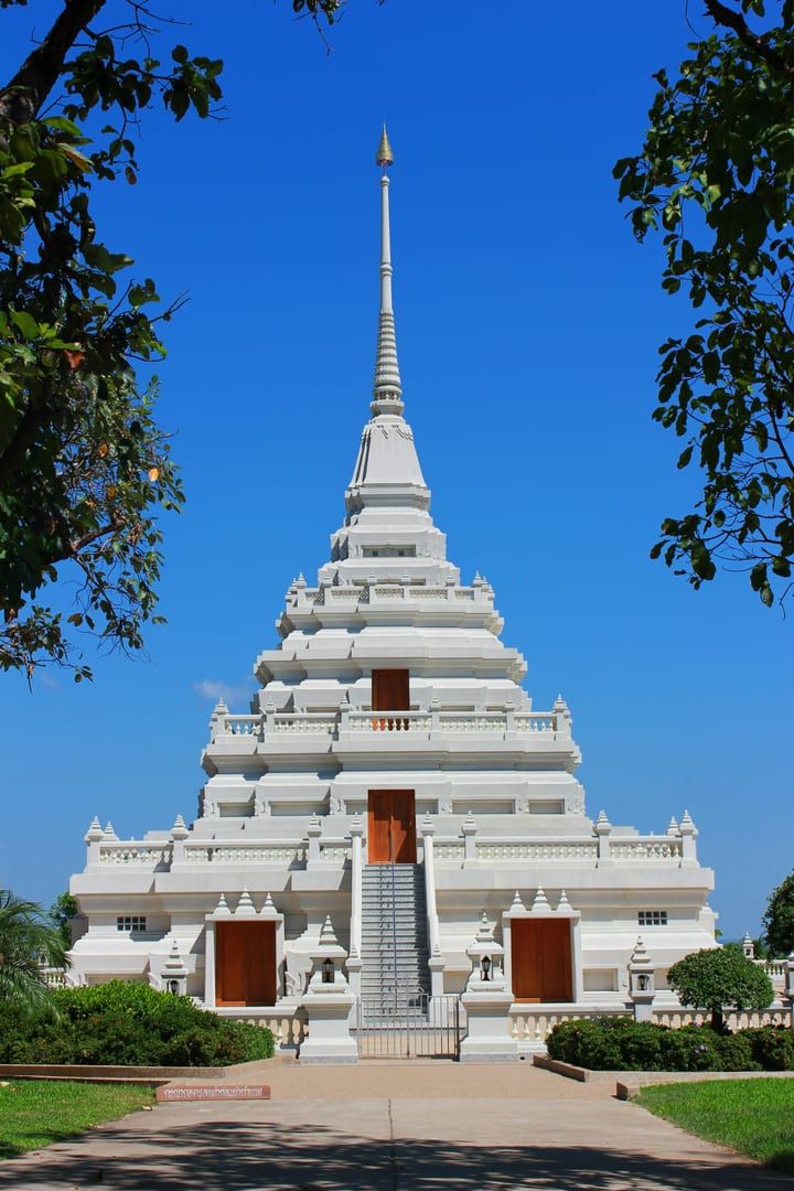 Wat Khao Chedi Koh Samui immaculate white chedi