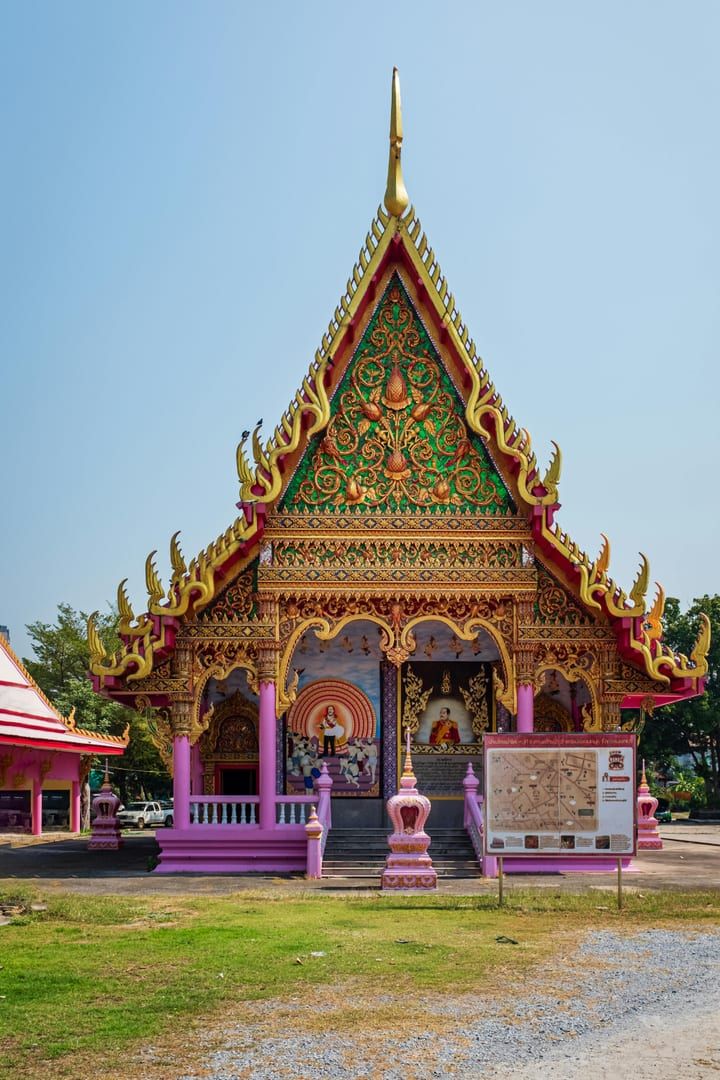 The boat-shaped temple pond detail