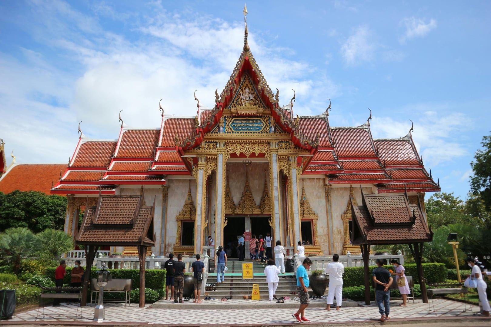 Buddhist statues in the shaded gardens of Wat Lamai
