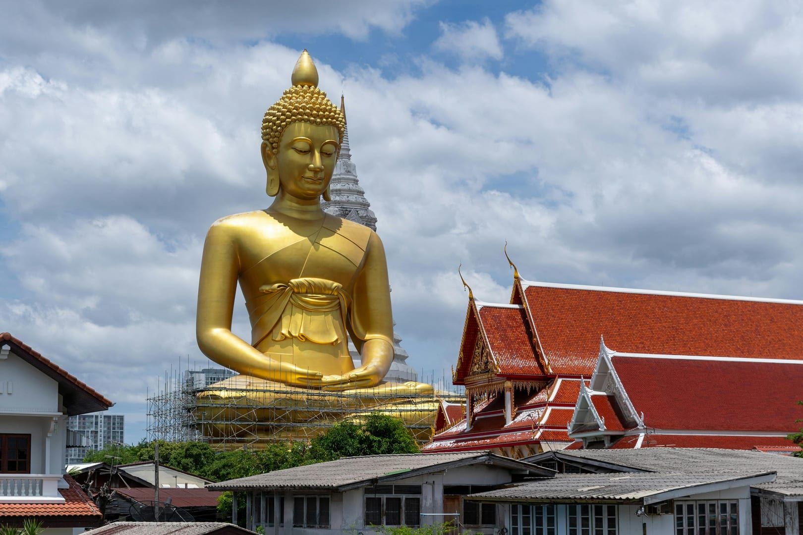 Overview of the Wat Nara Charoen Suk complex